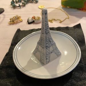 Eiffel tower ring holder